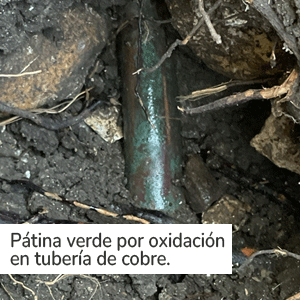 Pátina verde por oxidación en tubería de cobre.